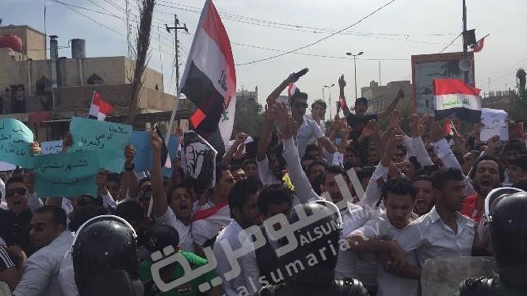 المئات من طلبة جامعتي بابل وذي قار يتظاهرون للمطالبة بإقالة الشهرستاني