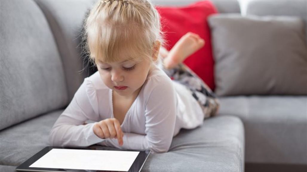 دراسة: القراءة من كمبيوتر لوحي تسبب نوماً قلقاً