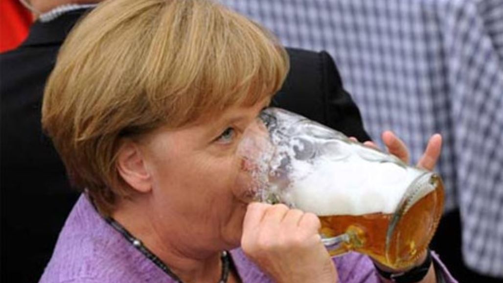 الأوبزرفر: ميركل تشرب البيرة لاستمالة الناخبين بعد تآكل شعبية حزبها