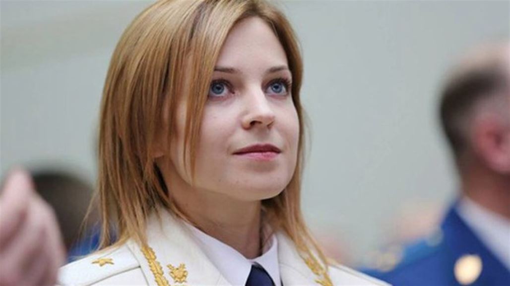 بالصور .. حسناء القرم تسبح مع الدلافين احتفالاً بعيد ميلادها