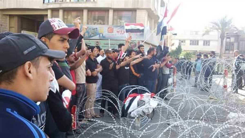 متظاهرون يقتحمون الحاجز الامني لشارع 6 في العلاوي وسط بغداد