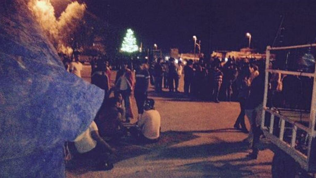 العشرات يعتصمون أمام مبنى ديوان محافظة بابل ويغلقون الطريق المؤدي إليه