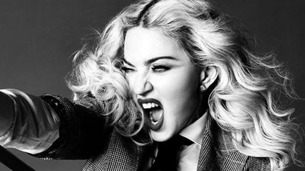 محبو مادونا في أستراليا ينتقدونها بعدما كشفت صدر إحدى المعجبات