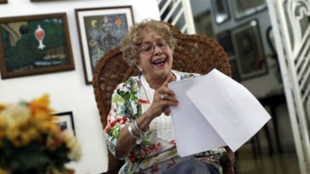 سيدة كوبية تتسلم رسالة من اوباما بعد عودة الخدمة البريدية بين هافانا وواشنطن