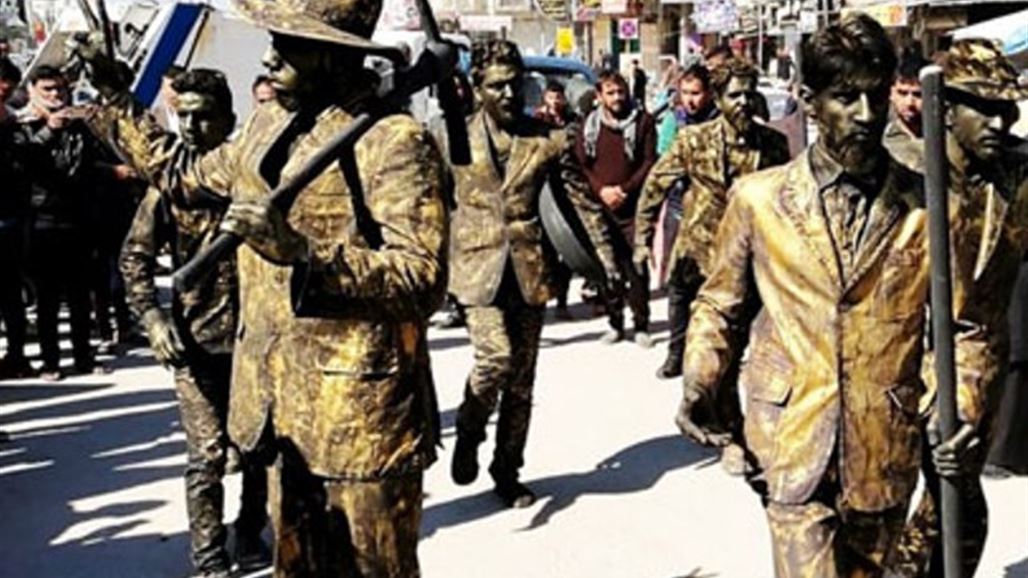 تماثيل تتحرك في الديوانية وتقول "بيدك تعمر بيدك تبني"