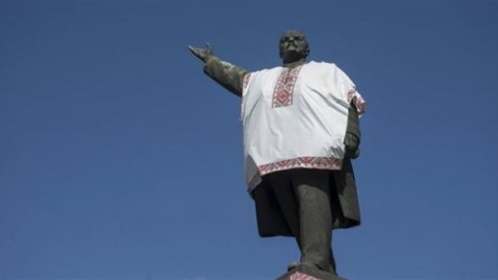 أوكرانيا تزيل تمثالا ضخما للينين بعد إلباسه قميصاً مزركشاً