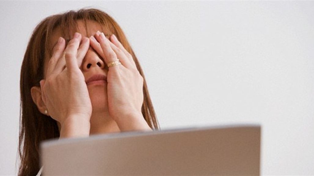 التحديق في الأجهزة الذكية يوقظ الصداع وآلام الرقبة