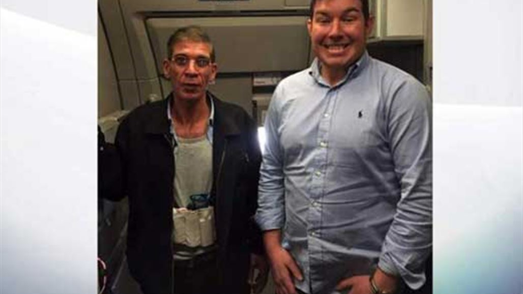 صورة  تشع سعادة تجمع راكبًا انكليزيًّا بخاطف الطائرة المصرية