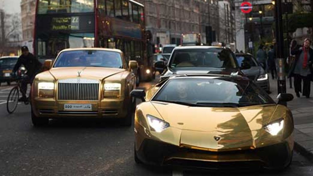 بالصور: أربع سيارات مذهبة تجول شوارع هذه المدينة