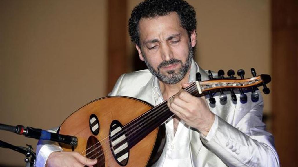 نصير شمة يختبر عوداً صنع من ألياف الكربون في أيام قرطاج