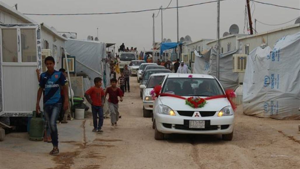 اقامة اول زفاف جماعي لشباب في مخيم للنازحين بديالى