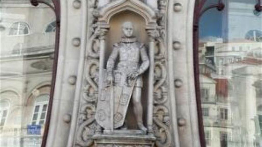 صورة سيلفي تتسبب بتحطم تمثال تاريخي لأحد ملوك البرتغال