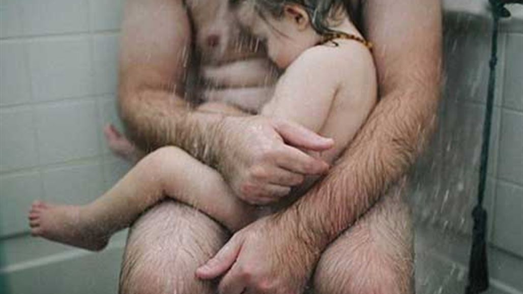 فيس بوك يحذف صورة لأبّ وإبنه عاريين