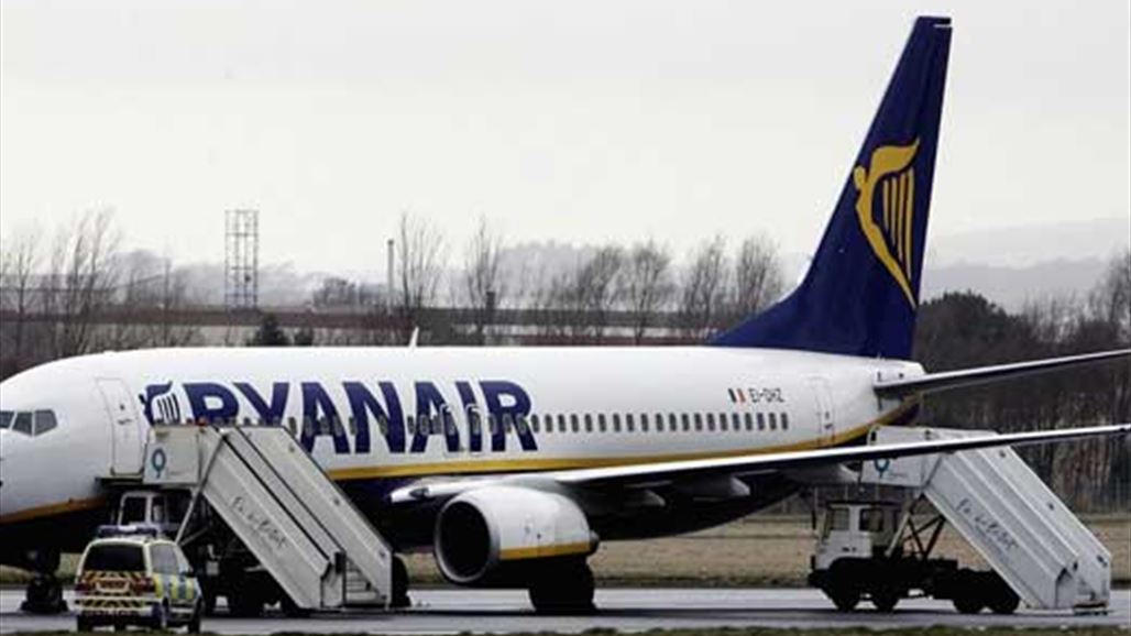 "قنبلة" تخلي طائرة من ركابها