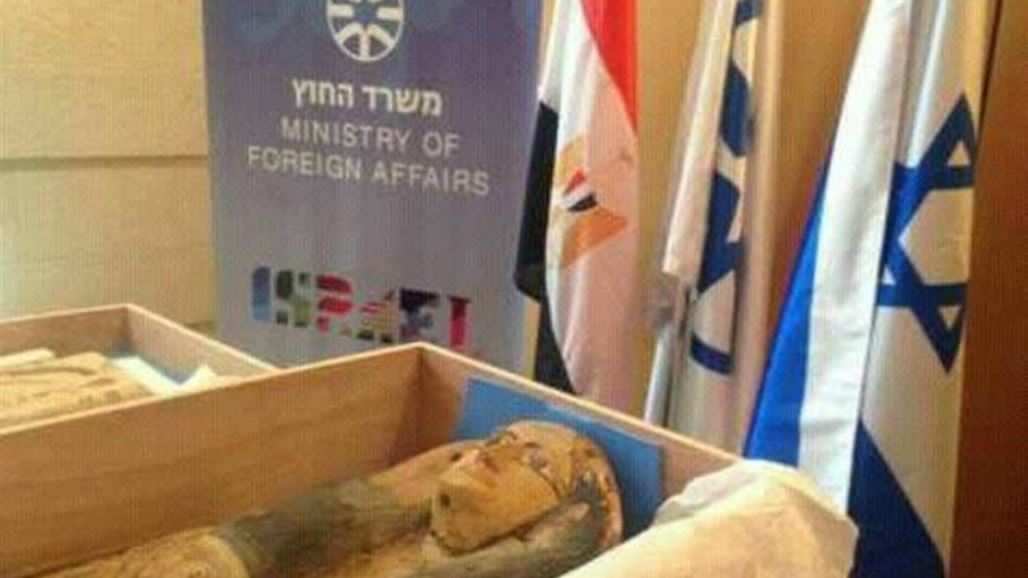 إسرائيل تعيد غطائين حجريين فرعونيين لمصر
