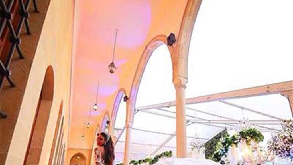 بالصور: فستان زفاف مشكوك بـ 33 ألف حجر برّاق