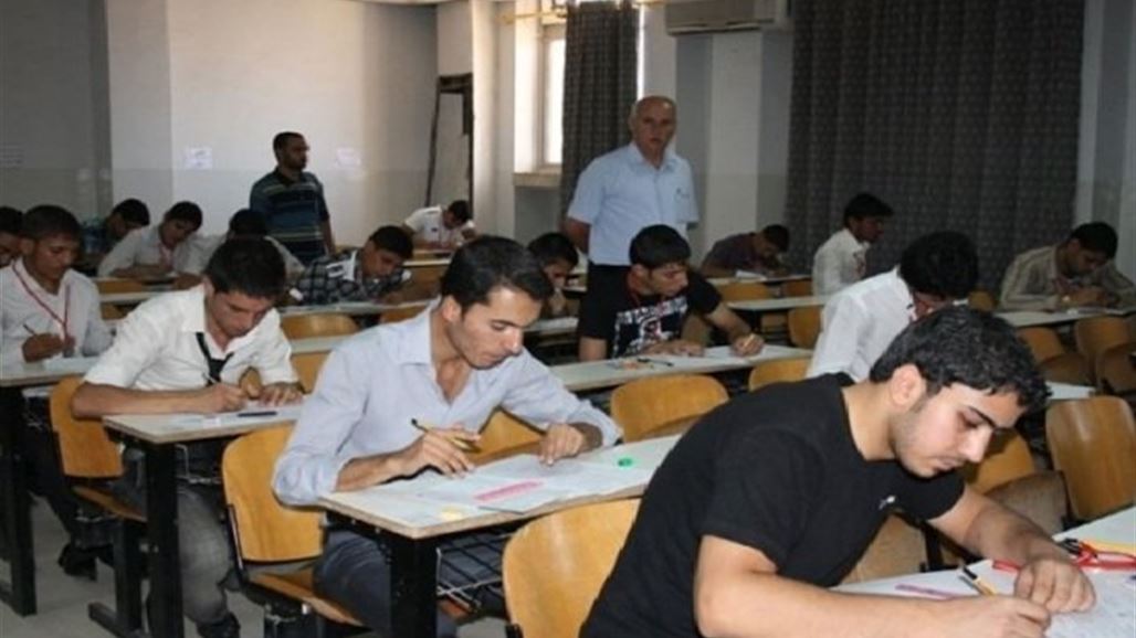 بالصورة.. طالب بالثالث المتوسط يعتدي بالسكين على مدير مركز امتحاني بالنجف