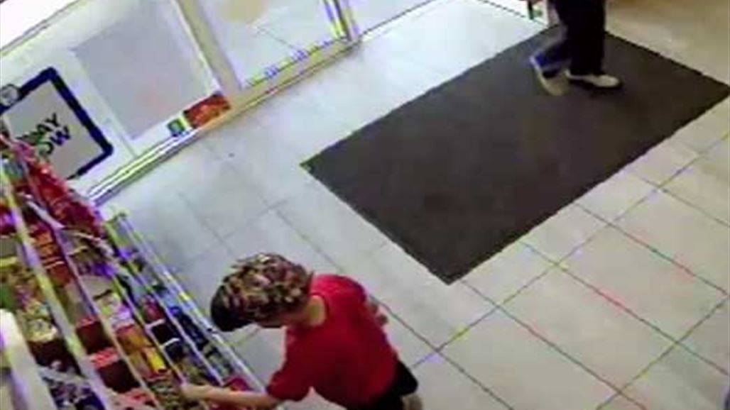 صدمته السيارة أمام أعين والدته...فهذا ما حدث!