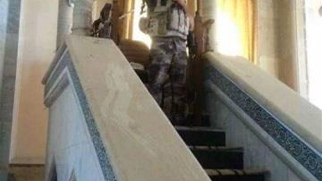 بالصورة .. جندي عراقي يرفع الاذان في جامع الانبياء وسط الفلوجة