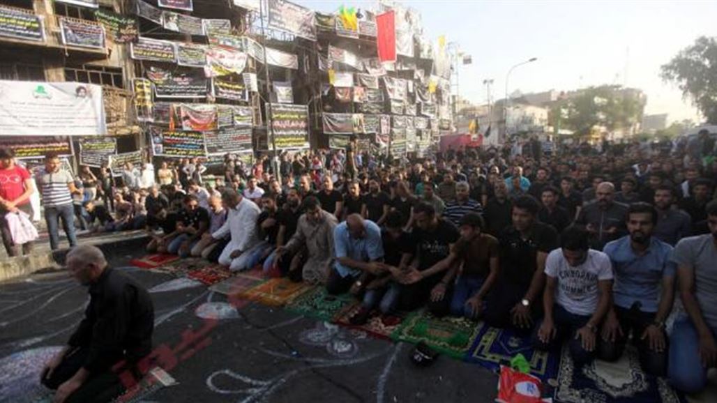 بالصور.. صلاة ودموع وشموع في موقع تفجير الكرادة