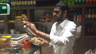 ابن الملياردير الهندي يعمل ويناضل لكسب المال