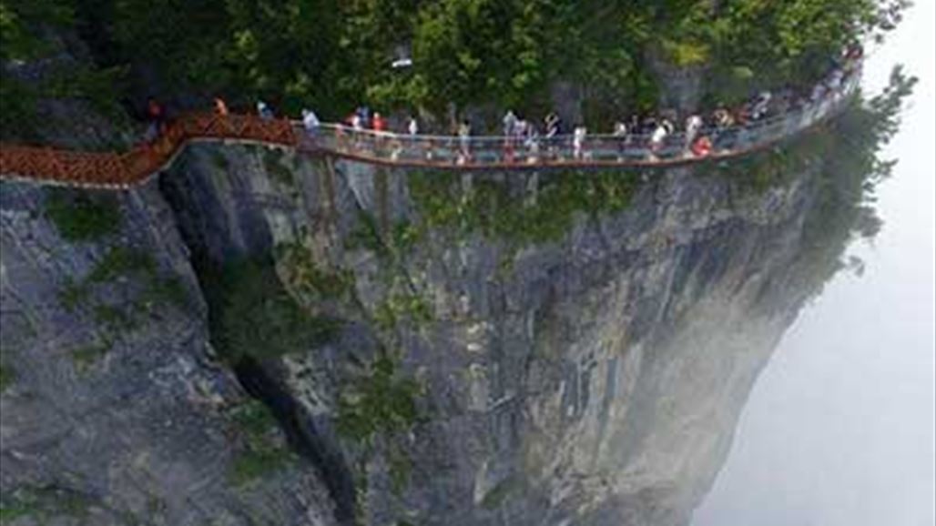 بالصور: مغامرة في أخطر ممرّ زجاجي في الصين