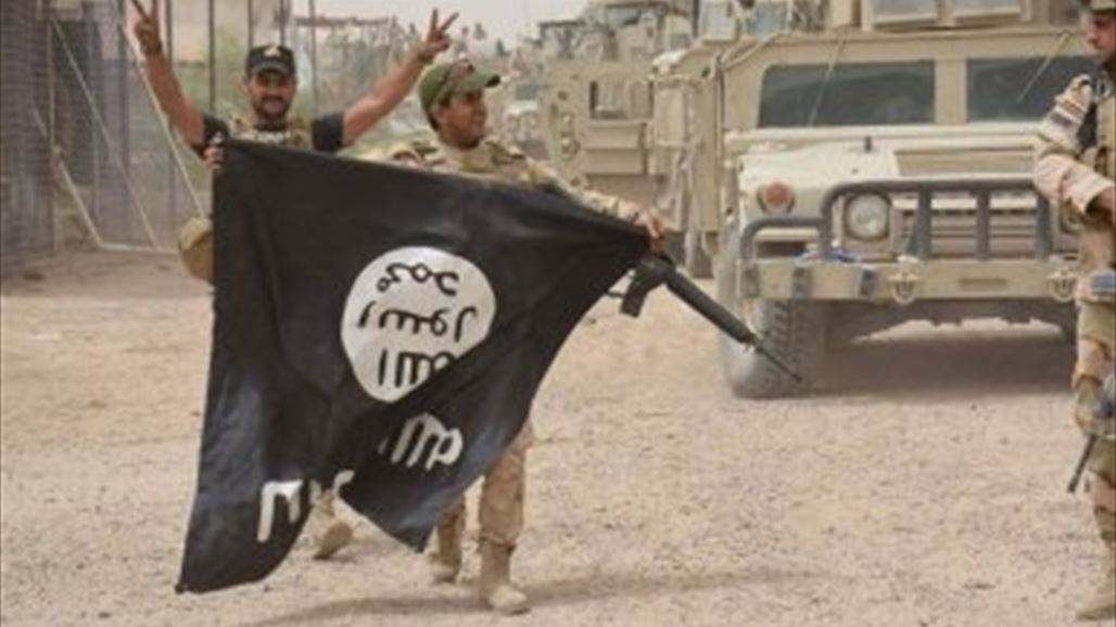 اهالي القيارة يحتفلون بسيطرة القوات الامنية على الناحية ويحرقون عددا من مضافات "داعش"