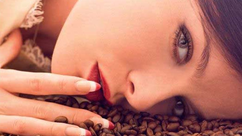 وصفة طبيعية لصبغ الحواجب بأسلوب ناعم