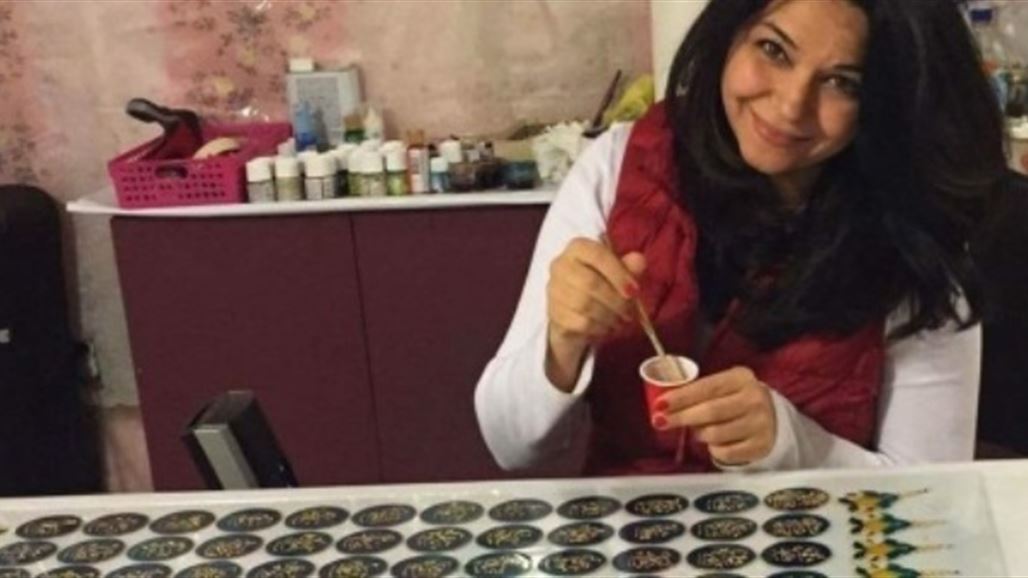 بالصور .. عراقية تُعلم الكنديين الخط العربي وتدخله الى بيوتهم