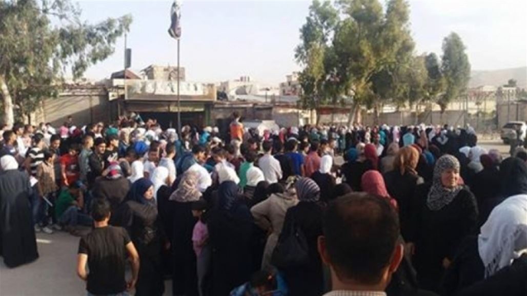 مئات المدنيين يغادرون إحدى ضواحي دمشق بموجب اتفاق