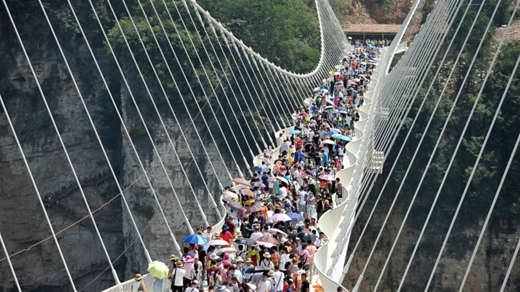 الصين تغلق أطول وأعلى جسر زجاجي بالعالم بعد أيام على افتتاحه
