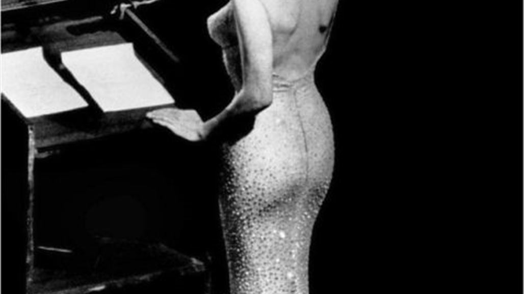 عرض فستان ارتدته مارلين مونرو بغنائها لكيندي في المزاد