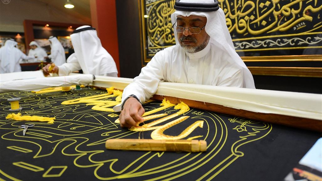 بالصور.. استبدال كسوة الكعبة