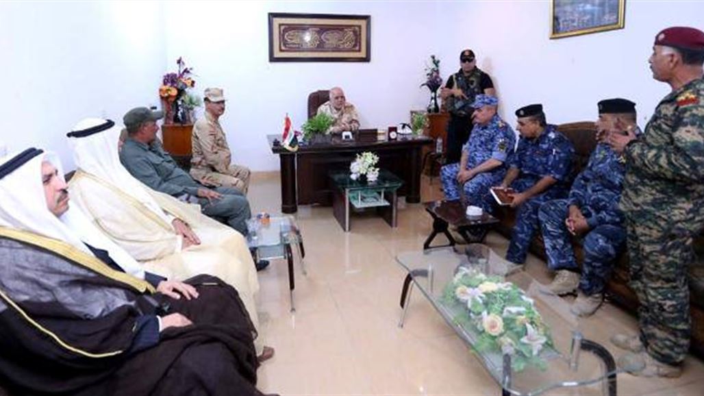 بالصور.. العبادي يتجول بالزي العسكري في القيارة