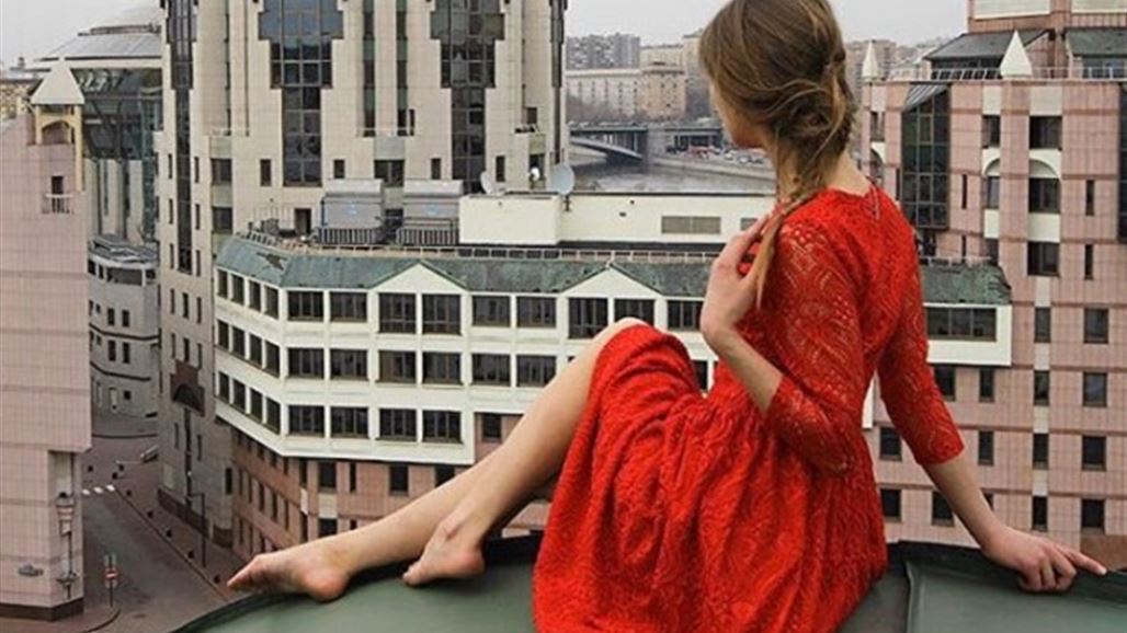 بالصور .. حسناء روسية تلاعب الموت بمفاتن مكشوفة