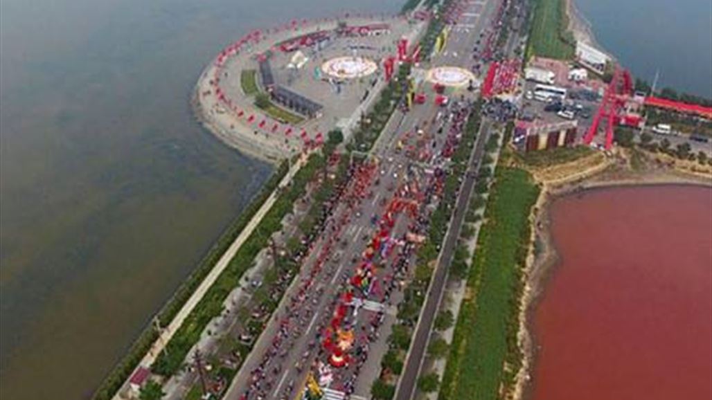 بالصور: بحيرة تصطبغ بلون الدّم!