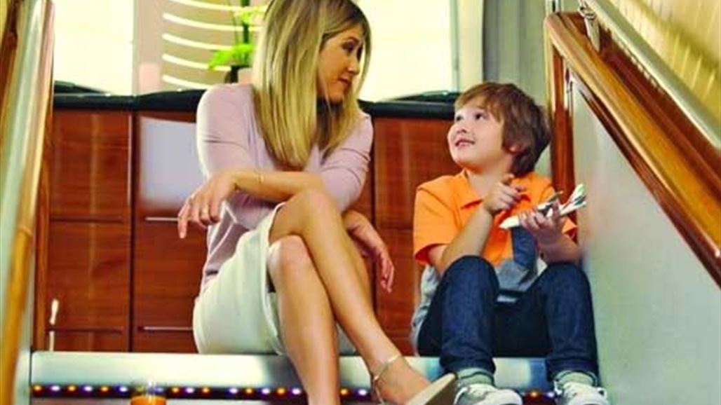 النجمة العالمية أنيستون في إعلان جديد على متن طائرة الامارات