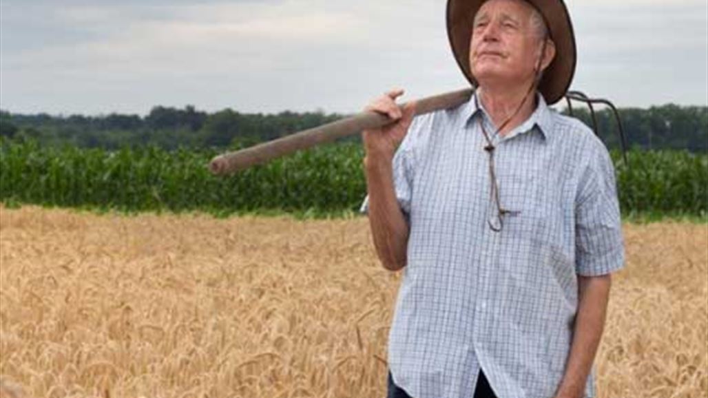 بالصور: فلاح يرسم العضو التناسلي للمرأة في حقله