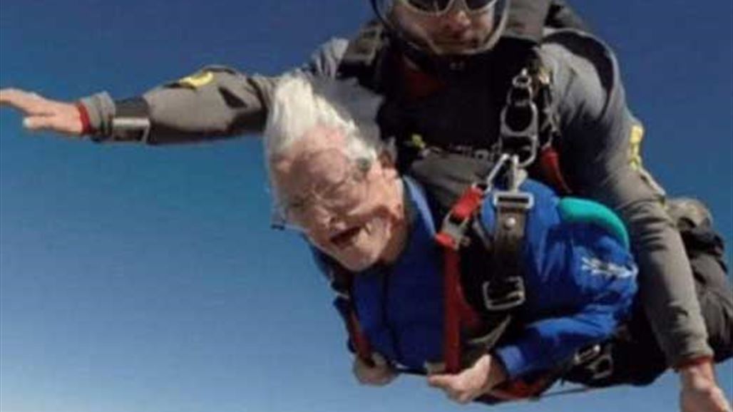 بالفيديو: قفزت من الطائرة في عيد ميلادها الـ95