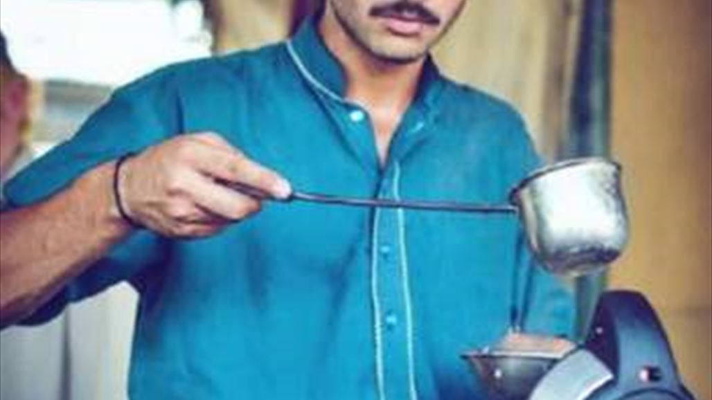 من بائع شاي الى عارض أزياء...والسبب هذه الصورة!