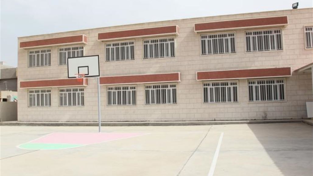 بالصور .. صفوف مكتظة وتلاميذ على الأرض في بغداد