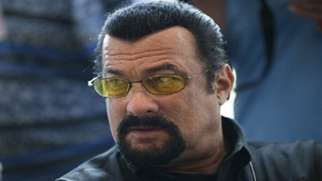 ستيفين سيغال يحصل على الجنسية الروسية