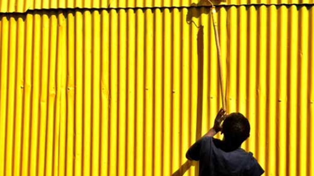 بالصور: اللون الأصفر يغطي المساجد والكنائس في هذا البلد