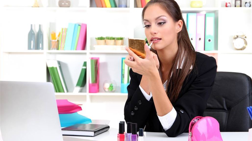 لهذا السّبب لا تذهبي إلى العمل من دون ماكياج