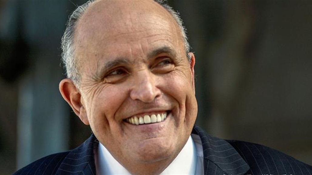 مساعد ترامب: لا نستبعد مقاضاة هيلاري كلينتون وزوجها