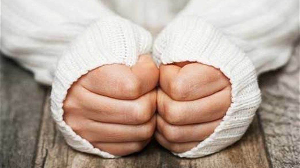 بعيدا عن الطقس البارد.. تسعة أسباب وراء برودة أصابع اليدين