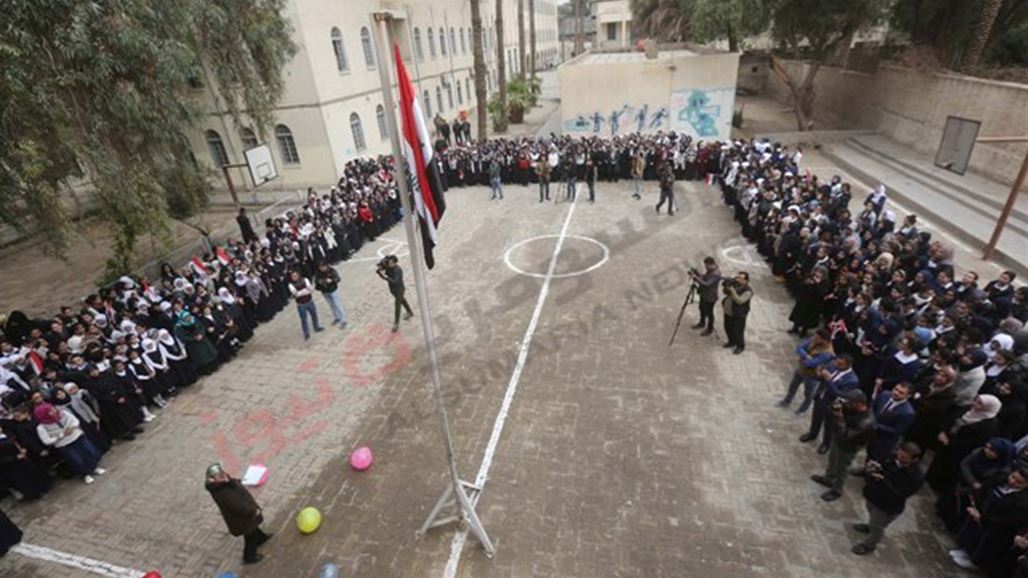 بالصور .. فتيات بعمر الزهور يدعمن العمل التطوعي وسط بغداد