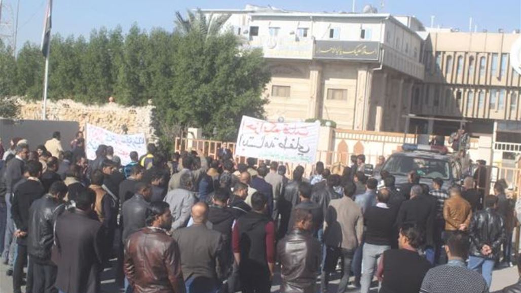 القوات الأمنية تفض اعتصاماً لمعلمين متعاقدين في البصرة
