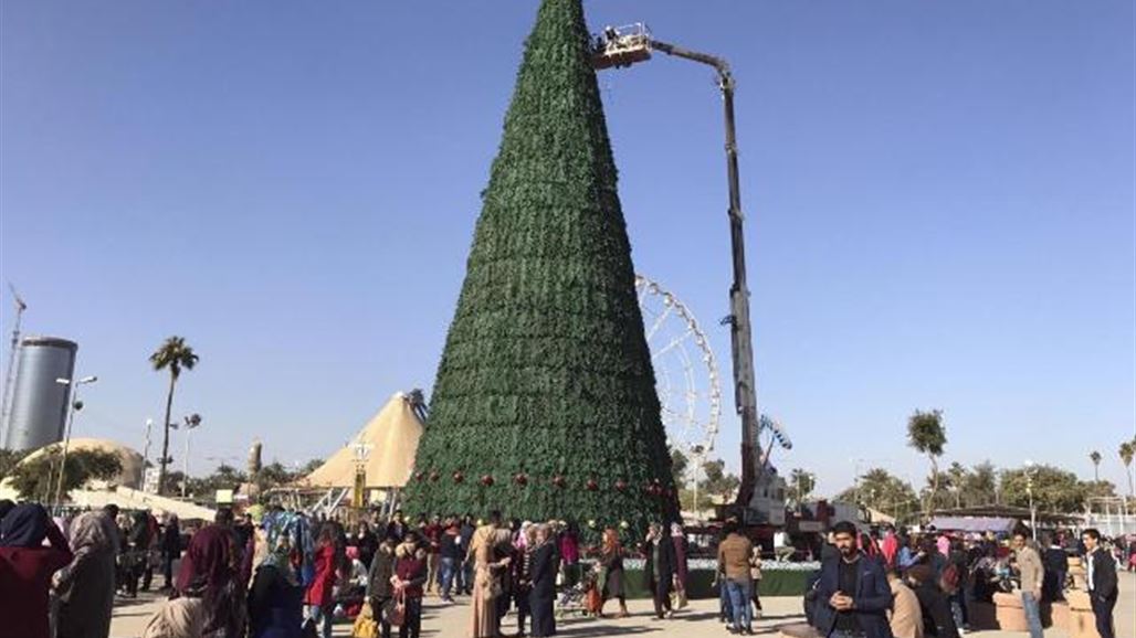 رجل اعمال يضع شجرة ميلاد بكلفة 24 الف دولار ببغداد تضامنا مع المسيحيين