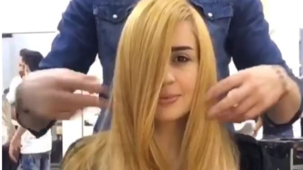 بالصور .. مصفف شعر يستخدم النوتيلا لصباغة شعر إحدى زبوناته